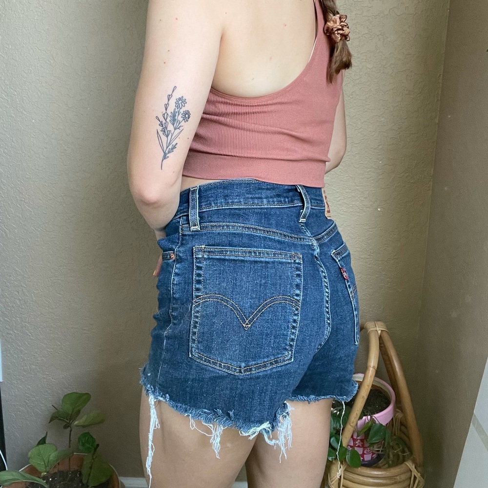 W28 Levi’s cutoff shorts